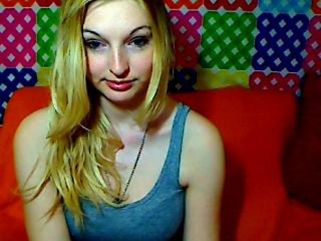 15639-roxysweet-blue-eyes-webcam-model-female-blonde-pussy-medium-tits