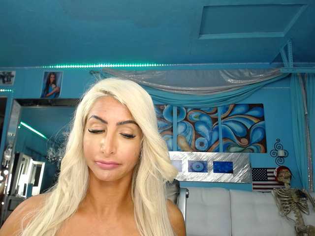 38665-cam-model-adrianna-fox-straight-anal-play-tampa-shaved-pussy-green-eyes