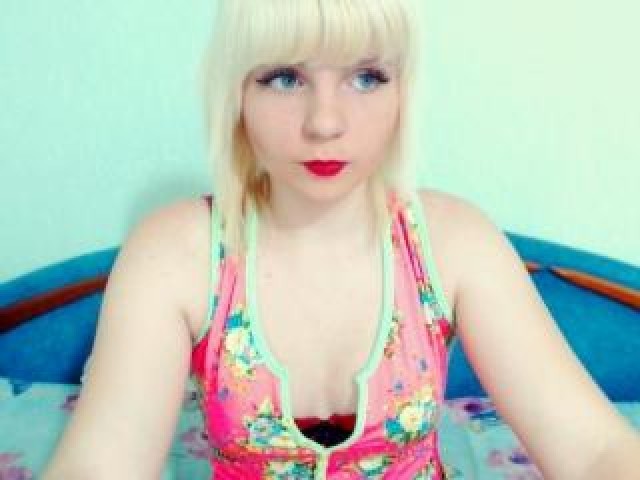 46853-luziana-blonde-female-webcam-model-webcam-blue-eyes-medium-tits