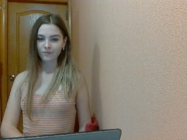 58778-ulliya22-female-caucasian-webcam-model-brown-eyes-shaved-pussy